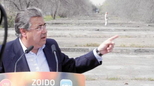 El candidato del PP a la Alcaldía, Juan Ignacio Zoido, durante una visita para presentar su propuesta para el canal de Ranilla
