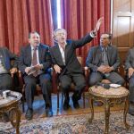 Miembros del CNT libio, ayer en París, con el filósofo francés Bernard-Henri Levy.