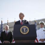 Obama en el monumento en recuerdo de las víctimas en el Pentágono/AP