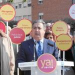 El alcaldable, junto al concejal Ignacio Flores, ayer en Santo Domingo de la Calzada