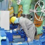 Un trabajador de la central nuclear de Garoña durante una parada de reconfiguración del núcleo