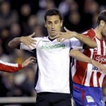 El delantero brasileño del Valencia CF Jonas Gonçalves (c) gesticula entre los jugadores del Sporting de Gijón Alberto Botía (i) y el uruguayo Sebastián Eguren.