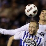 Laure Sanabria pelea el balón con Cristiano Ronaldo