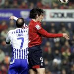 Lekic despeja de cabeza obstaculizado por el defensa del Deportivo Lopo