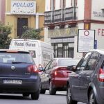 Un elevado número de vehículos accede al casco histórico a través de la calle Águilas