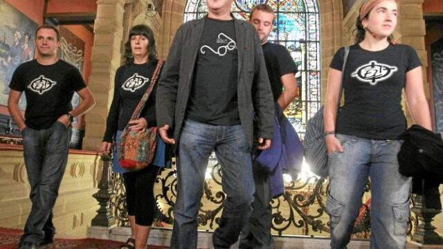 Martín Garitano, junto a la delegación de los 17 jóvenes vascos juzgados por su presunta pertenencia a la organización ilegalizada Segi