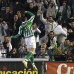 El delantero del Real Betis Jorge Molina celebra el primer gol marcado al F.C. Barcelona