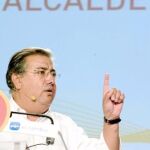 Zoido se aferra al empuje ciudadano frente a la «Sevilla oficial» del PSOE