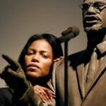Ilyasah Shabazz, junto a una escultura de su padre en Harlem