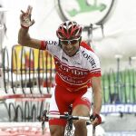 El francés David Moncoutie (Cofidis) saluda tras proclamarse ganador hoy de la undécima etapa
