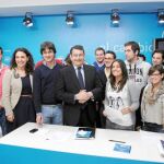 El secretario general del PP-A, Antonio Sanz, junto a los responsables provinciales de Nuevas Generaciones, ayer en la sede regional del partido