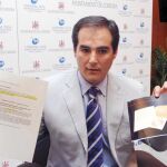 El alcalde de Córdoba, José Antonio Nieto, muestra los documentos
