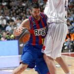Juan Carlos Navarro choca con Barac, pívot del Baskonia