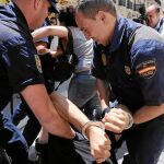 Miembros de la Policía se llevan a uno de los manifestantes del jueves