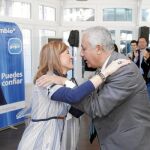Javier Arenas saluda a Isabel Pérez-Espinosa, ayer en un acto político celebrado en Avilés