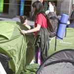 Los acampados en Sol comienzan a recoger sus tiendas