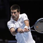 El tenista serbio Novak Djokovic devuelve una bola a su rival, el serbio Janko Tipsarevic