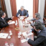 Juan Espadas, ayer con Francisco Herrero y dirigentes de la Cámara
