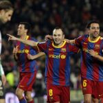 Los centrocampistas del FC Barcelona Andrés Iniesta (i) y Xavier Hernández celebran el gol marcado por Iniesta