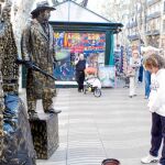 El Ayuntamiento quiere que las estatuas humanas de la Rambla paguen según el espacio que ocupan en el paseo