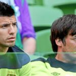 Agüero, en la grada junto a Silva, observa el amistoso de su nuevo equipo, el Manchester City, contra el Airtricity XI