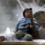 intensos combates entre fuerzas leales a Gadafi y detractores a 50 kilómetros de Trípoli