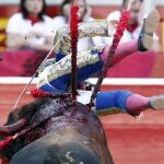 Juan Mora, corneado por el cuarto a la salida de un muletazo