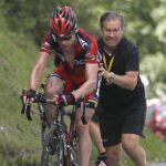 Evans, ayudado en la etapa de Alpe d'Huez