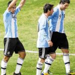 Agüero, pichichi de la Copa América con tres goles, apunta con los índices a Messi después de anotar el 2-0 ante Costa Rica