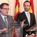 Los gobiernos balear y catalán ratificaron ayersu voluntad de trabajar juntos para dar a conocer a través del Institut Ramon Llull la lengua catalana y la cultura de ambas comunidades, así como la proyección internacional de su producción artística como t