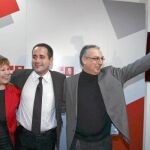 Alarte, con cara de circunstancias, entre Leire Pajín y el tránsfuga, Agustín Navarro, ayer en Benidorm