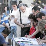 El 15-M sólo podrá mantener una mesa y unas sillas en la Puerta del Sol durante el día