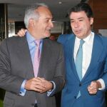 Ignacio González acudió a un desayuno informativo en Móstoles, que organizó el alcalde Esteban Parro