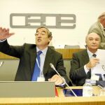 El presidente de la CEOE, Juan Rosell (izq.), junto al secretario general de la patronal, José María Lacasa