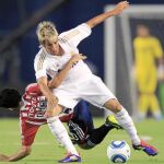 Fabio Coentrao lucha un balón contra un jugador del Chivas