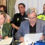 El jefe de la Policía Municipal, Sergio Ruiz, (detrás, de amarillo) junto a Enrique Cascallana y Amparo Valcarce