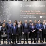 El presidente de la Generalitat junto con los partícipes en la elaboración de la Estrategia Territorial