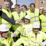 José Blanco, Antonio Silván, Francisco Fernández y Miguel Alejo con varios trabajadores del AVE