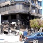 Muchos edificios de Latakia fueron incendiados, como muestra la foto distribuida por la agencia oficial siria