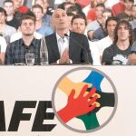 El presidente de la AFE, Luis Rubiales, se dirige a los medios para anunciar la huelga con Movilla a su izquierda, Ponzio a su derecha, y Llorente, Casillas, Puyol y Xabi Alonso detrás