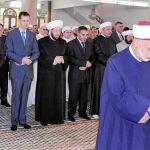 Bachar al Asad, en el medio, con bigote, reza en una mezquita de Damasco junto a una de las autoridades suníes del país, ayer