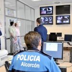 Desde las pantallas del Centro Unificado de Seguridad observan las imágenes captadas en los colegios públicos