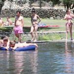 Las Presillas de Rascafría (izda.), o la piscina natural de Las Berceas (abajo), en Cercedilla, son algunas de las «playas» madrileñas más concurridas