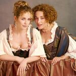 María Adánez (izda.) y Cristina Marcos, como Fanchon y Susanne, en el montaje