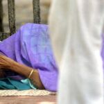 Imagen de archivo de una mujer india abandonada