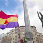 La retirada de la estatua de Frederic Marés se llevó a cabo en unos quince minutos