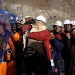 Uno de los mineros rescatados en 2010 saluda al presidente Sebastián Piñera