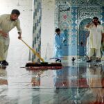 Un suicida penetró en la mezquita de Darra Adam Khel y al detonar la bomba mató al menos a 67 personas en el primer ataque talibán de ayer
