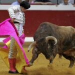 Talavante recibe a uno de sus toros con el capote, ayer en San Sebastián