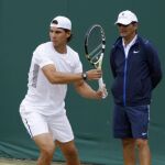Toni Nadal vigila muy de cerca a su pupilo en el entrenamiento de hoy